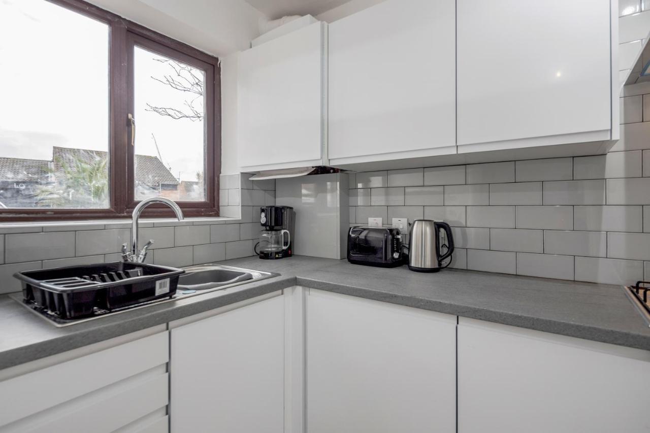 Lovely House In Dagenham / Barking With Free Parking, Wifi & Garden Exterior foto