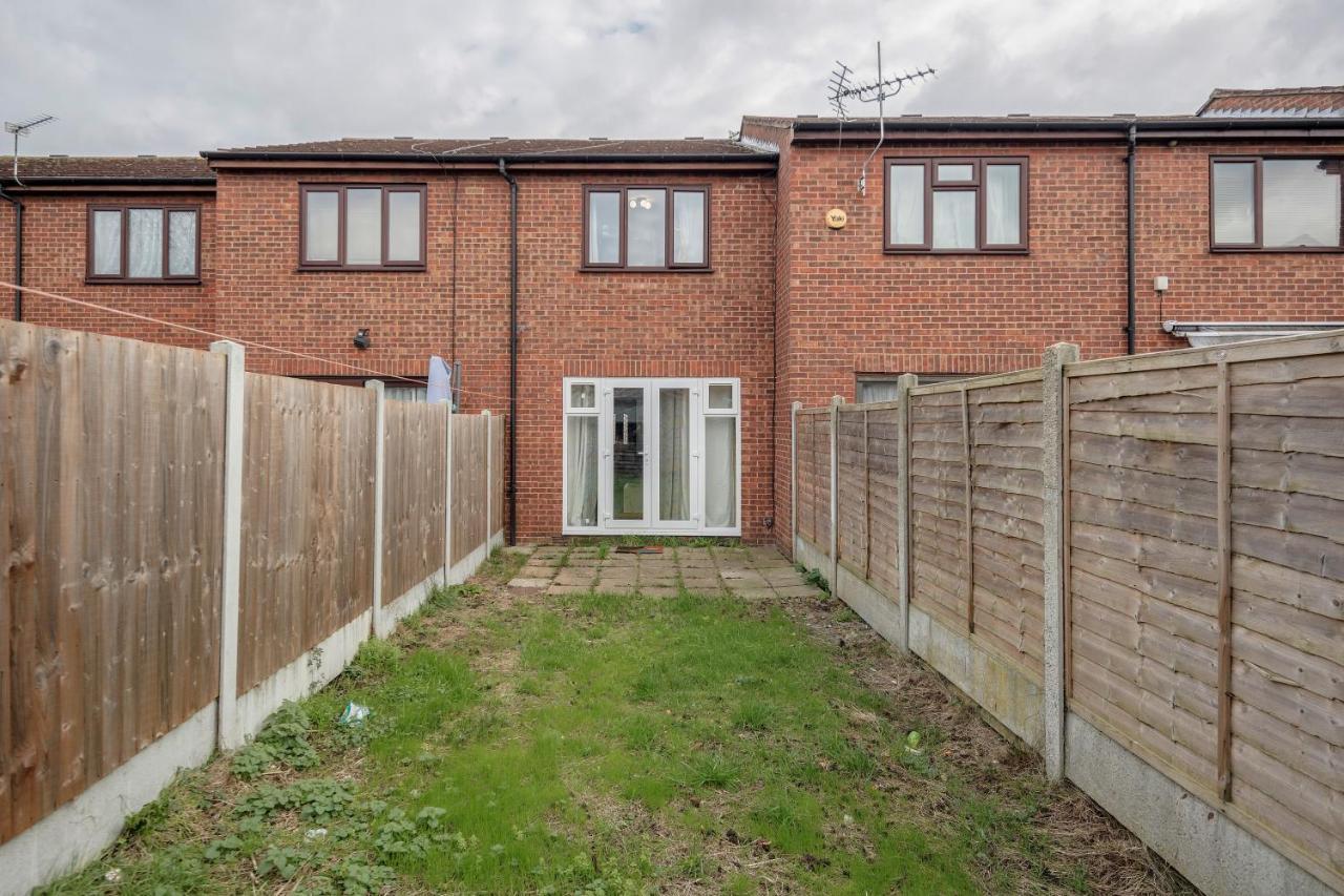 Lovely House In Dagenham / Barking With Free Parking, Wifi & Garden Exterior foto