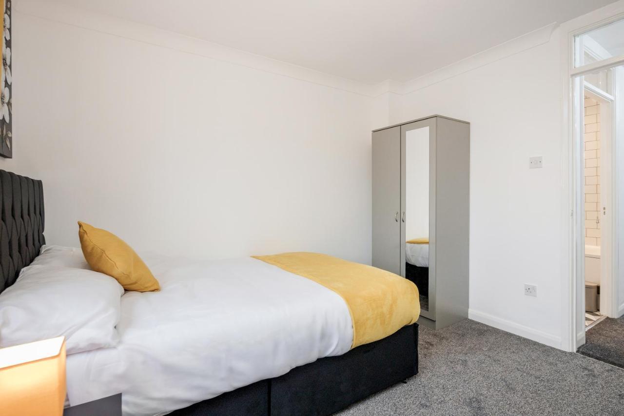 Lovely House In Dagenham / Barking With Free Parking, Wifi & Garden Exterior foto